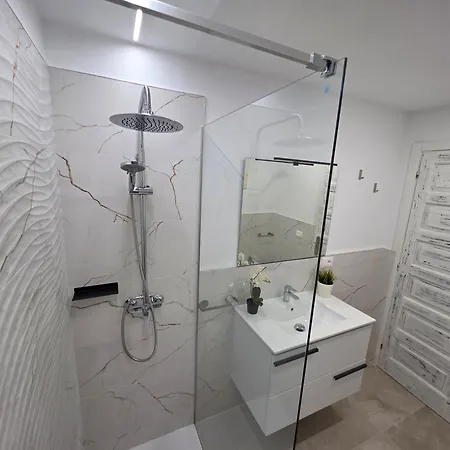 San Marino With Heated Pool, Only 450 Meters To The Beach, Aircondition, Wifi 阿罗纳