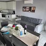 شقة San Marino With Heated Pool, Only 450 Meters To The Beach, Aircondition, Wifi