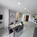 San Marino With Heated Pool, Only 450 Meters To The Beach, Aircondition, Wifi شقة