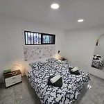San Marino With Heated Pool, Only 450 Meters To The Beach, Aircondition, Wifi شقة *